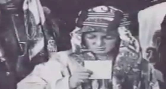 بالفيديو.. ردة فعل هادئة للملك الفيصل أثناء رؤيته صورته لأول مرة