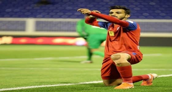 لاعب أبها يٌهدي هدفه لـ «حمدالله»