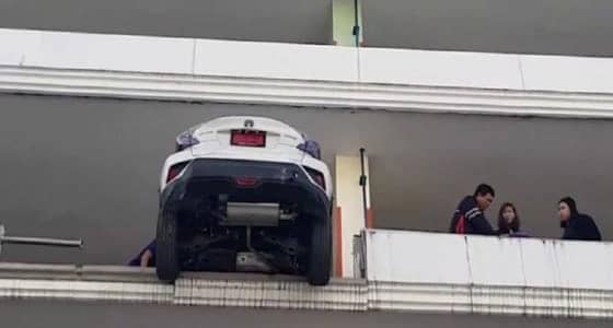 بالفيديو.. لحظة كارثية لـ امرأة أرادت ركن سيارتها