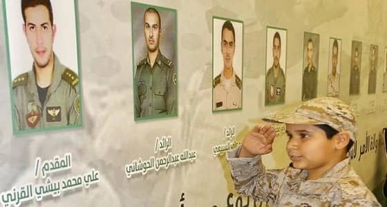 صورة بألف كلمة.. أحد أبناء الشهداء يؤدي التحية لوالده في الجنادرية 33