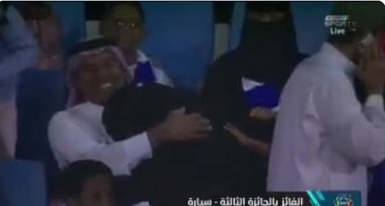 بالفيديو.. ردة فعل عفوية للفائزة بالسيارة خلال مباراة الهلال و الاتفاق