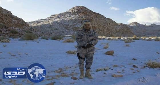 نشطاء يتداولون صوراً لرجال حرس الحدود بتبوك وهم يؤدون واجبهم في هذه الأجواء