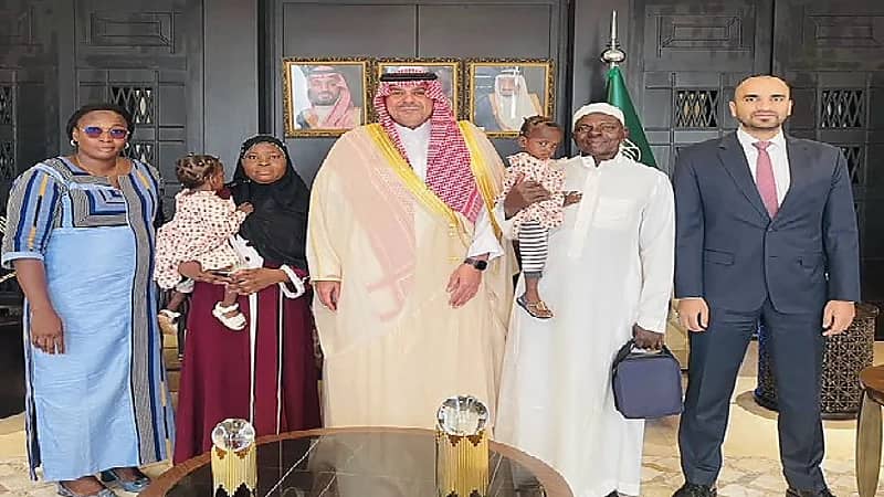 سفير المملكة ببوركينا فاسو يستقبل التوأم خديجة وحواء بعد نجاح فصلهما