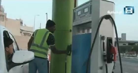 فيديو.. شباب يمتهنوا العمل في محطة وقود بالأحساء