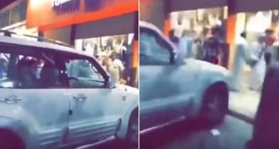 فيديو| امرأة تقود سيارة تقتحم محل ملابس في جدة