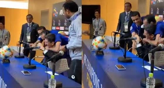 لاعبو الهلال يقتحمون المؤتمر الصحفي للاحتفال بـ بطولة دوري أبطال آسيا 2019 (فيديو)