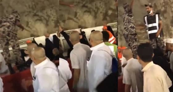 فيديو مؤثر .. رجل أمن يرفض هدية من حاجة: هذا واجبي