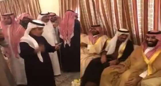 بالفيديو.. ولي العهد يحيي ويحتضن طفلاً ألقى قصيدة ترحيبية به في حائل