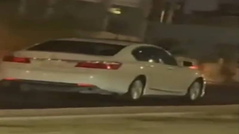 شاهد.. قائد سيارة مستهتر يعكس طريقًا في جدة