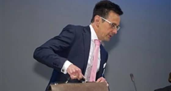 مجهولان يرشان مدير شركة للطاقة البديلة بسائل حمضي