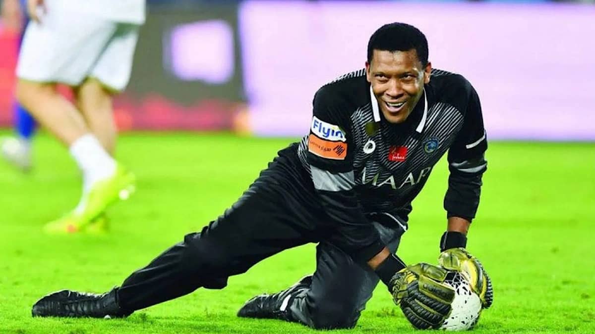 الدعيع يتعرض لإصابة قوية خلال مباراة ودية