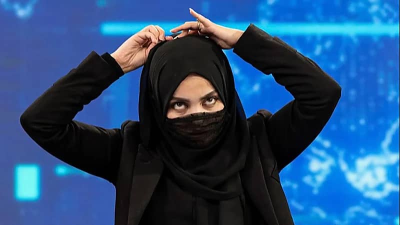 مذيعوا أفغانستان يتضامنوا مع زميلاتهم بارتداء الكمامة