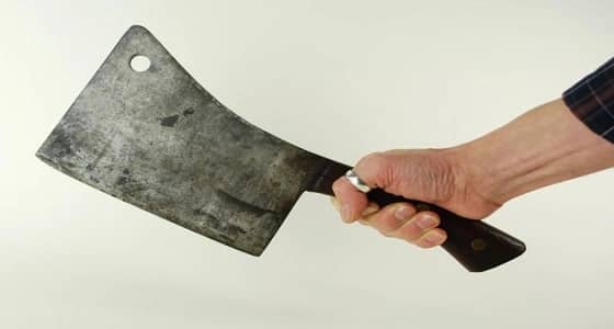 خلاف مروري ينتهي بالاعتداء على شاب بساطور!