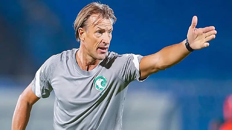 "رينارد": لاعبو الصين حاولوا إصابة "القرني" والحكم لم يحميه