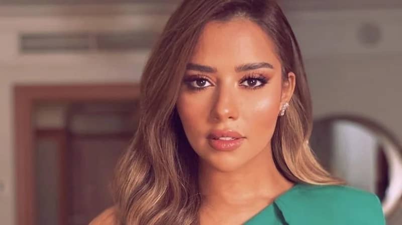 شاهد.. بلقيس تحلق ذقنها بالشفرة