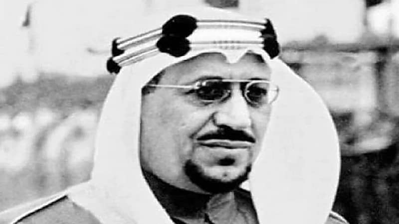 صورة نادرة لأبناء الملك سعود خلال زيارتهم لأحد الفصول الدراسية في مدرسة لأرامكو