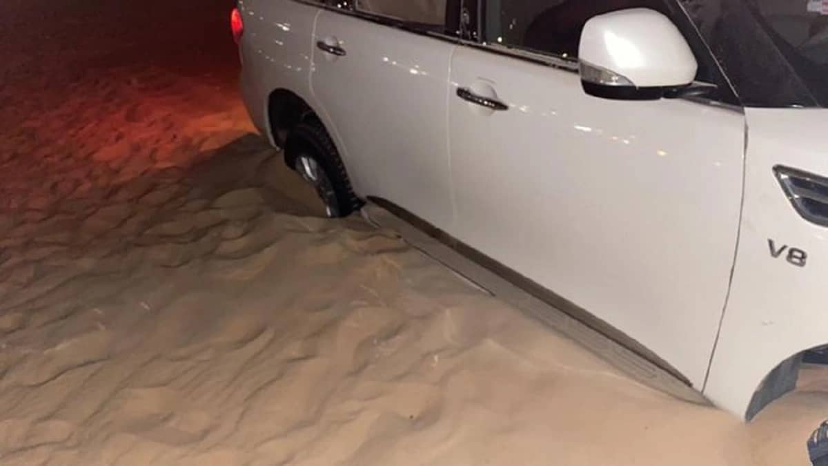 سيارة تعلق في الرمال بضواحي الأحساء