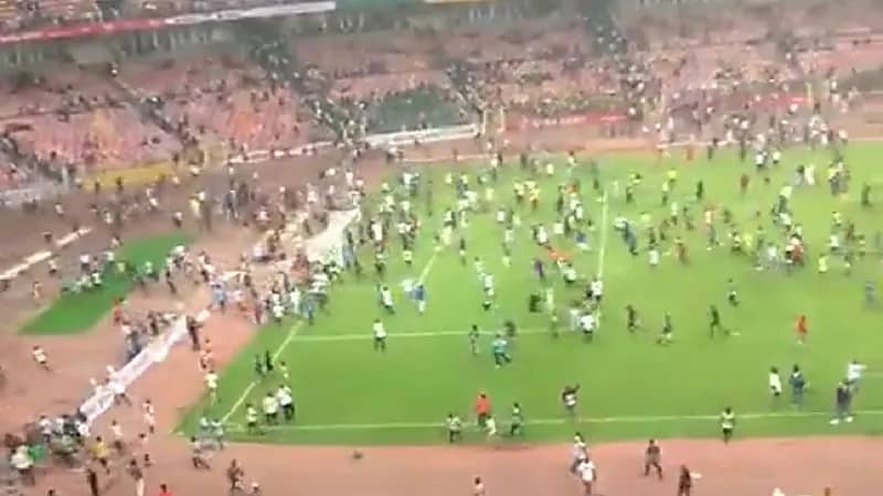 شاهد.. جماهير نيجيريا تقتحم ملعب المباراة