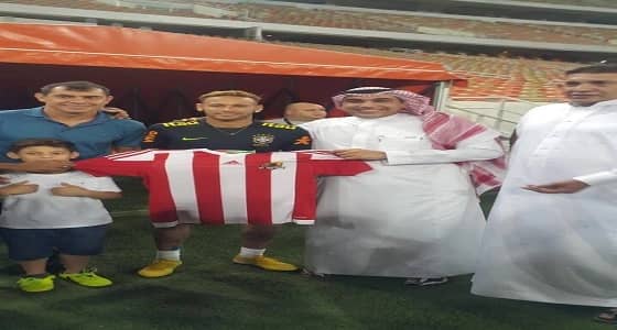 بالصور.. حاتم خيمي يهدي قميص نادي الوحدة لـــ نيمار و مدرب المنتخب البرازيل