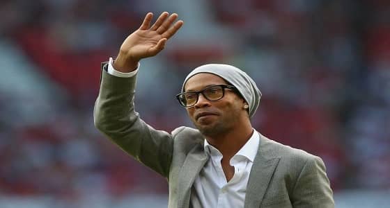 " رونالدينيو  " يصل المملكة ويوجه رسالة للسعوديين