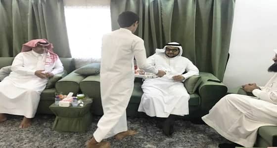 بالصور.. قائد مدرسة متوسطة يزور الطلاب في منازلهم برجال ألمع