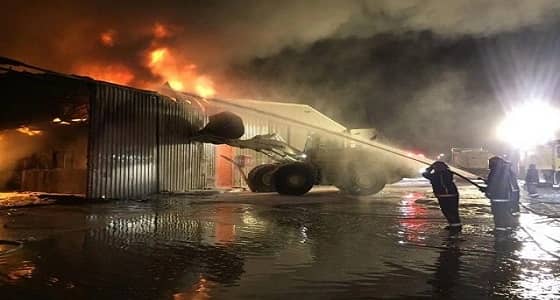 بالفيديو والصور.. " مدني المدينة " يسيطر على حريق بمستودع للبويات