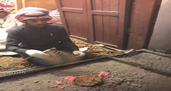 برًا بوالده.. شاب يبقي المحل الوحيد للجمر في الجنادرية (صور)