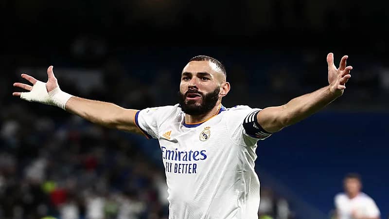 كريم بنزيما يعتزل اللعب الدولي