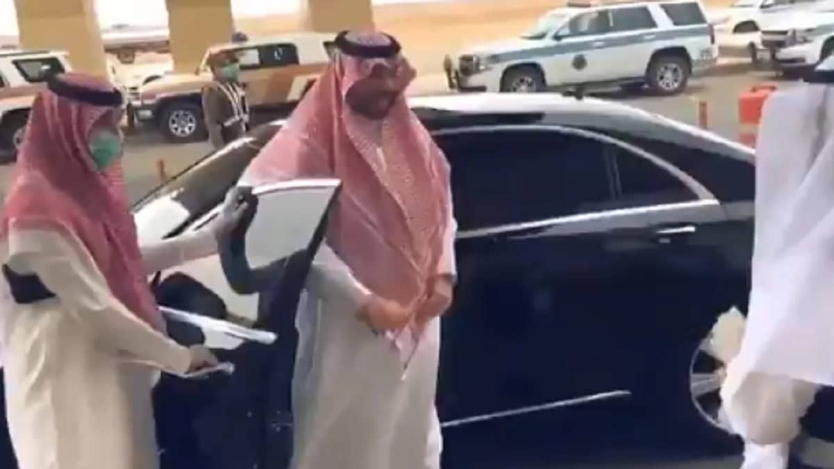 بالفيديو.. أمير الحدود الشمالية يقود سيارته بنفسه أثناء تفقده لنقاط الفرز الصحي