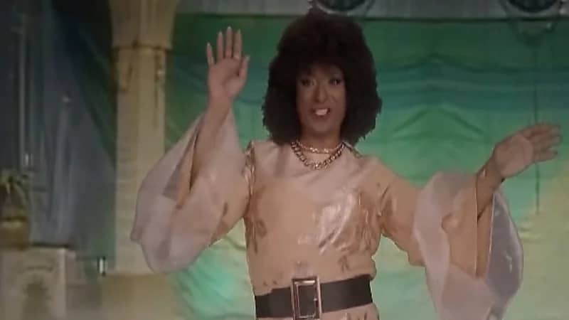 شاهد.. تقليد الحبيب للفنانة الراحلة عتاب أثناء أداء أغنية "جاني الأسمر جاني" في ستوديو 22