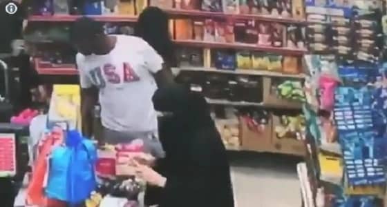شاب يتحرش بفتاة داخل تموينات في الدمام ومطالب بالقبض عليه