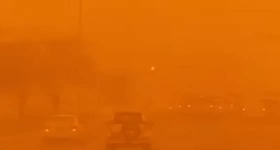 بالفيديو.. عاصفة رملية قوية تجتاح حفر الباطن