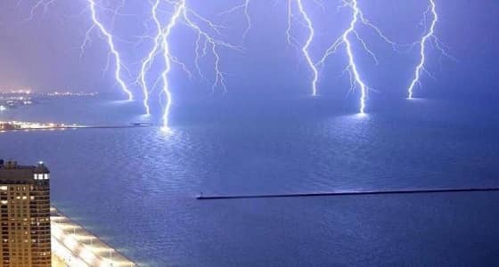 " الأرصاد " تكشف صحة وجود " إعصار قمعي " قبالة جدة