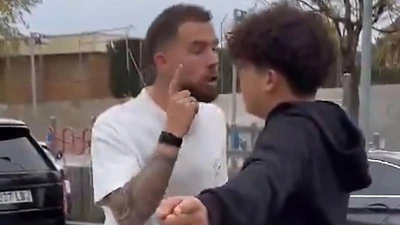 لاعب برشلونة إنييغو مارتينيز يهدد أحد المشجعين ..فيديو