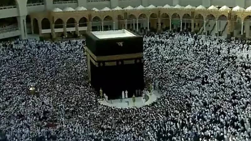 بالفيديو.. حشود غفيرة من المعتمرين في صحن الطواف