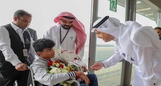بالصور.. مطار جدة يستقبل أصيل الأنصاري بالورود بعد قدومه من نيوزيلندا