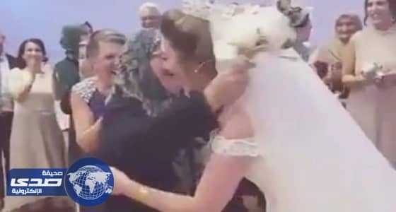 بالفيديو .. عجوز تطيح بالفتيات للإمساك بباقة زهور ألقتها العروس