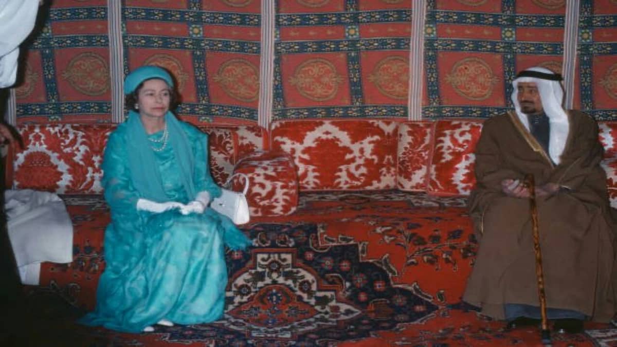 صورة تاريخية نادرة للملك خالد رحمه الله والملكة إليزابيث في الرياض