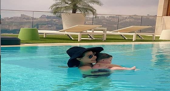 شاهد نانسي عجرم بإطلالة مثيرة في المسبح مع ابنتها