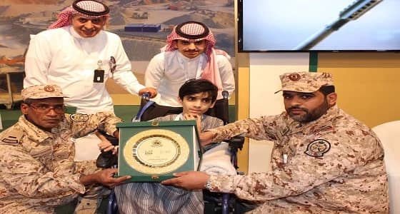 طفل من ذوي الاحتياجات الخاصة يطلب شعار الحرس الوطني في أفد 2018