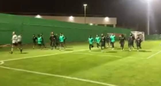 بالفيديو.. عمر هوساوي يشارك في التدريبات الجماعية للمنتخب استعدادًا لليابان