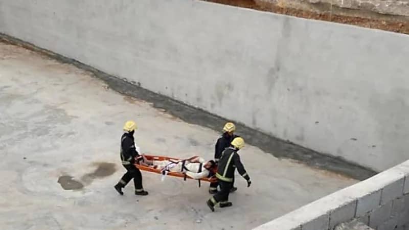 شاهد..  انهيار جدار على شخصين في موقع تحت الإنشاء بالرياض 