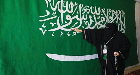 مسنة تعرض أكبر علم للمملكة بطول 5 أمتار بـ " الجنادرية "