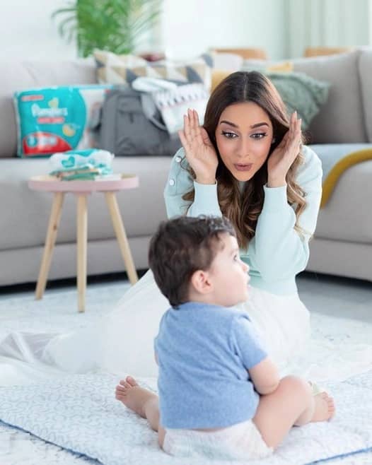 بلقيس فتحي تداعب طفلها بكل حنان