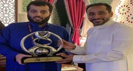 سامي الجابر يحتفل بكأس دوري أبطال آسيا مع تركي آل الشيخ