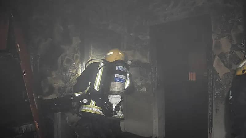 بالصور.. اندلاع حريق داخل مبنى سكني في جدة