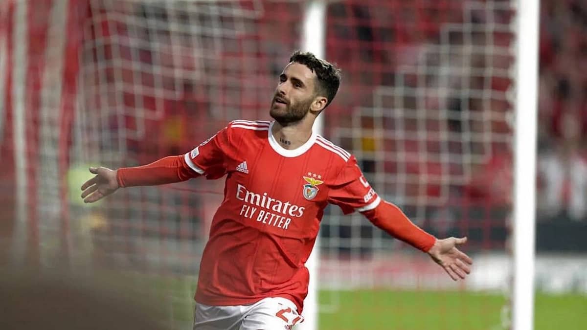 الأهلي مهتم بالتعاقد مع رافا سيلفا