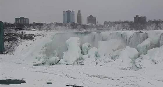 مقتل شخصين وانقطاع الكهرباء عن 130 ألف منزل جراء عاصفة ثلجية في كندا
