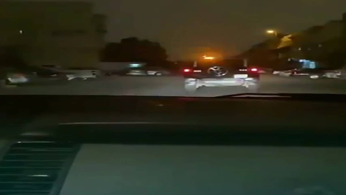 بالفيديو.. الدوريات الأمنية ترصد مخالفي ⁧منع التجول⁩ داخل الأحياء السكنية في الرياض⁩