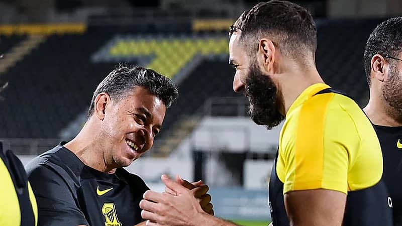 مدرب الاتحاد يجرد بنزيما من شارة القيادة